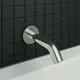 Wandauslauf von Ideal Standard mit gebogenem Auslauf und runder Wandhalterung, montiert über einer Badewanne, vor schwarzer Fliesenwand.